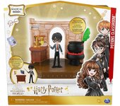 HARRY POTTER - WIZARDING WORLD - HARRY POTTER MAGICAL MINIS - Set Aula de las Pociones con 1 figura Harry Potter - Regalo original - Figuras de colección - Mayores de 5 años - SPIN MASTER