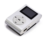 Mini reproductor de música MP3 ⋆ Con clip y pantalla LCD ⋆ Admite tarjeta micro SD ⋆ Incluye cable mini USB ⋆ Color plata ⋆ Diseño compacto y portátil ⋆ Ideal para deporte, viajes y uso diario ⋆ Compatible con formatos MP3 y WMA