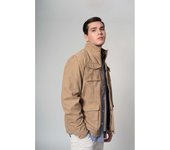 Chaqueta de hombre estilo sahariana con efecto ante, cierre de botones y cremallera. Detalle de logotipo en manga.
