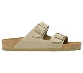 Cómoda  Cómoda chancla BIO hombre de Birkentock. Clásico modelo Arizona con hebillas en Birko-Flor Faded Kakhi. Horma estrecha. Planta anatómica que recoge el pie. Altura Tacón bajo (1-3 cm) Referencia 1027697-M-KAKI