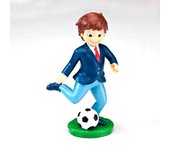 Figura tarta para primera Comunión niño con balón de fútbol. Un detalle imprescindible en la celebración de una Primera Comunión de todos aquellos niños a los que les encanta el fútbol.