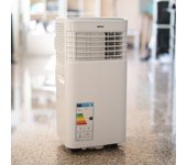Aire acondicionado portátil Jocca con temporizador de 24 horas, regulador de temperatura y velocidad, tecnología en auto evaporación. Dos modelos con enfriamiento de 7000Btu (785W) y 9000Btu (970W). Incluye kit de instalación en ventana y control remoto