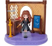 HARRY POTTER - WIZARDING WORLD - HARRY POTTER MAGICAL MINIS - Set Aula de las Pociones con 1 figura Harry Potter - Regalo original - Figuras de colección - Mayores de 5 años - SPIN MASTER