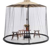 Un conjunto de sombrillas y mosquiteras para exteriores, cenador antimosquitos, sombrilla recta