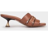 Pedro Miralles Sandalias de tacón de piel de color marrón con tachas modelo ASPRILLAS en tonos Marrones. Hecho a mano en España.