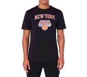 NOS NBA REGULAR TEE NEYKNI BLK: Camiseta NBA New York Knicks en negro. Estilo único y cómodo para los fanáticos del baloncesto. ✅ Entrega 24/72h a España (península). ¡Apoya a los Knicks con esta prenda!