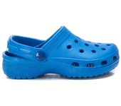 Zuecos niño de la marca Xti color azul electrico sandalias tipo zueco Xti muy ligeras y comodas para playa y piscina suela comfort tech con memory foam pro y con certificado vegano