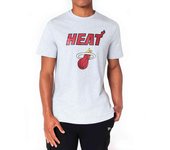 NOS NBA REGULAR TEE MIAHEA HGR: Camiseta NBA Miami Heat, en gris, perfecta para los fanáticos del equipo que desean una camiseta cómoda y moderna para su look diario mientras muestran su apoyo al Heat. ✅ Entrega 24/72h a España (península).