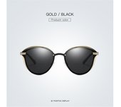 El conductor masculino conduce gafas de sol polarizadas metálicas para deslumbrar las gafas de sol