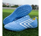 Macho y mujer adulto adolescente fondo de uñas largas uñas rotas fondo plano hierba antideslizante zapatos de fútbol