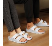 Los hombres y las mujeres usan una palabra pueden mojar el agua Internet celebridad playa zapatillas geniales