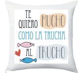 TEOVEL COJÍN + RELLENO CON FRASE: “TE QUIERO COMO LA TRUCHA AL TRUCHO” ESPECIAL SAN VALENTÍN. MENSAJE DE AMOR. 40 x 40 CM
