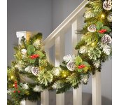 Guirnalda navideña artificial preiluminada de 270 cm (9 pies) con bayas rojas y piñas, con luces blancas cálidas y multicolores