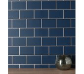 Muestra DIN A4 de Papel pintado vinílico lavable azulejos azules con líneas metalizadas en relieve - Last Station 681310 de GAULAN