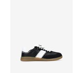 Bosanova Zapatillas planas estilo futbol retro para mujer en ante con pieza lateral con pasados, maxi lengüeta y suela plana de 2 cm. Cierre con cordones.