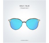 El conductor masculino conduce gafas de sol polarizadas metálicas para deslumbrar las gafas de sol
