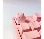 El teclado mecánico del gato fantasma tiene una personalidad encantadora y creativa.