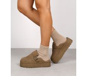 Bosanova Zapatos de plataforma tipo zueco con detalle de tira fina con hebilla metálica, acabado en punta redonda y suela de plataforma ondulada de 4 cm. Sin cierre.