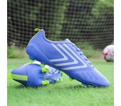Macho y mujer adulto adolescente fondo de uñas largas uñas rotas fondo plano hierba antideslizante zapatos de fútbol