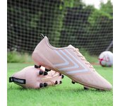 Macho y mujer adulto adolescente fondo de uñas largas uñas rotas fondo plano hierba antideslizante zapatos de fútbol