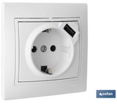 Base enchufe usb monobloc modelo pacific 2p+t con obturador 16a 250v 2.1a 5v