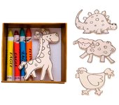 Caja regalo infantil con 4 imanes de madera en forma de animales cada una y 4 ceras para colorear. Perfecta para regalar a niños y niñas en fiestas de cumpleaños, colegios, guarderías y eventos infantiles. Con elegante lazo amarillo. Medidas 8X2X8 Cm.