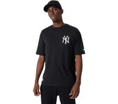 MLB ESSENTLS LC OS TEE NEYYAN BLKWHI: Camiseta MLB Essential New York Yankees, en blanco y negro. Un diseño clásico y elegante para los seguidores de los Yankees, ideal para un look casual, deportivo y cómodo. ✅ Entrega 24/72h a España (península).