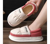 Nuevas zapatillas gruesas de algodón de invierno 2024 con tacón para hombres, parejas, ropa interior cálida para exteriores, zapatos de algodón para mujeres