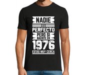 Camiseta Hombre Manga Corta Nadie es Perfecto, Pero si Naciste en 1976 Estás Muy Cerca laTostadora